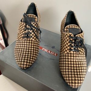Houndstooth print Prada heel